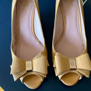 Vince Camuto bow peep toe wedge heel in size 10M